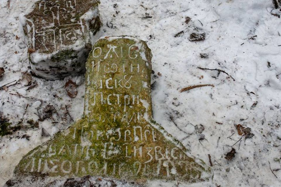 У лісі на Хмельниччині знайшли унікальний хрест, встановлений жертві епідемії чуми