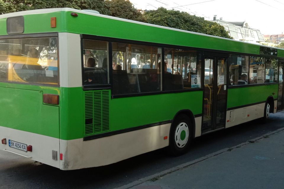 Маршрут №30 у Хмельницькому повністю перевели на великі автобуси