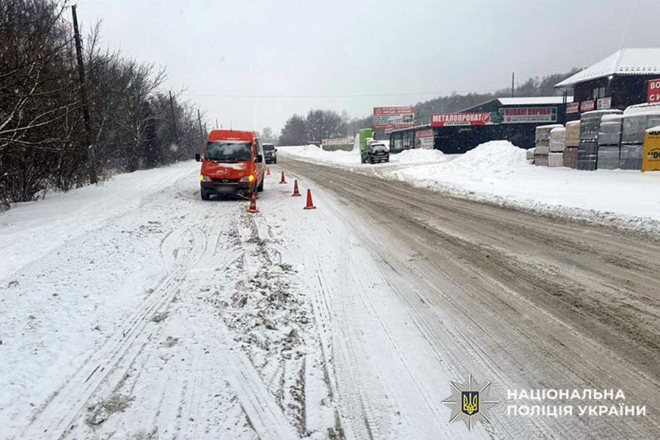 ДТП на Хмельниччині: мікроавтобус збив жінку на велосипеді