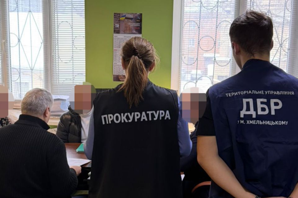 15 тисяч євро за виїзд за кордон: судитимуть митника, якого затримали в Кам’янці