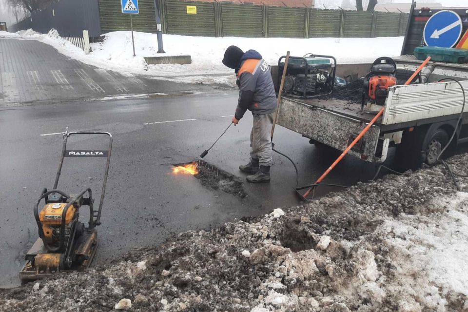 Чому у Хмельницькому «зі снігом зійшов і асфальт»: пояснення комунальників