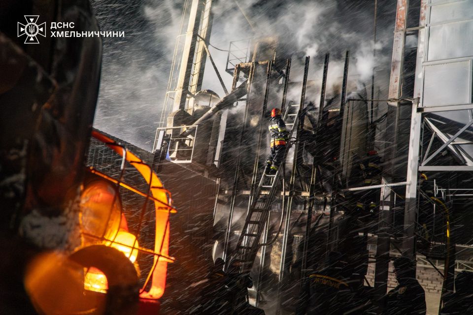 На Хмельниччині горіла зерносушарка: вогонь охопив 100 квадратних метрів (ФОТО, ВІДЕО)