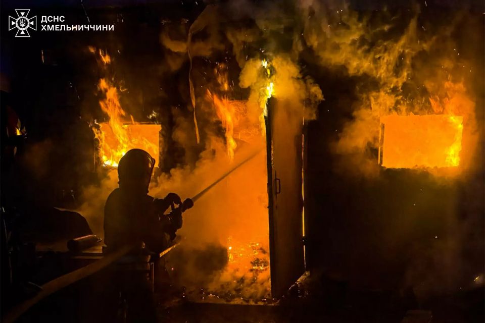 Вісім пожеж сталось за добу на Хмельниччині: загинула жінка