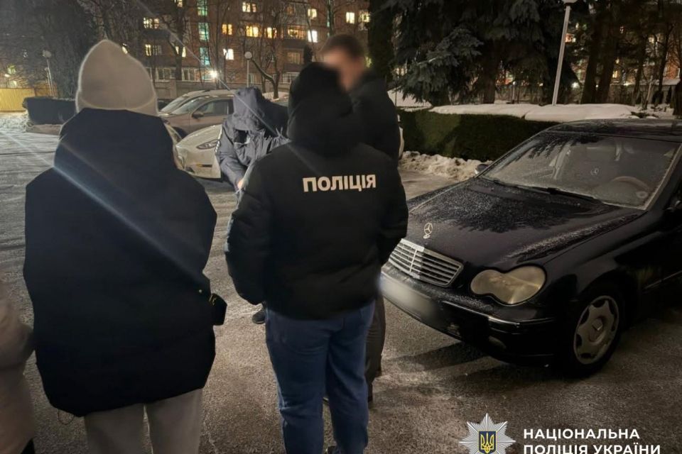 «Вимагав 2 200 доларів за підпис»: посадовця Хмельницької ОВА затримали на хабарі