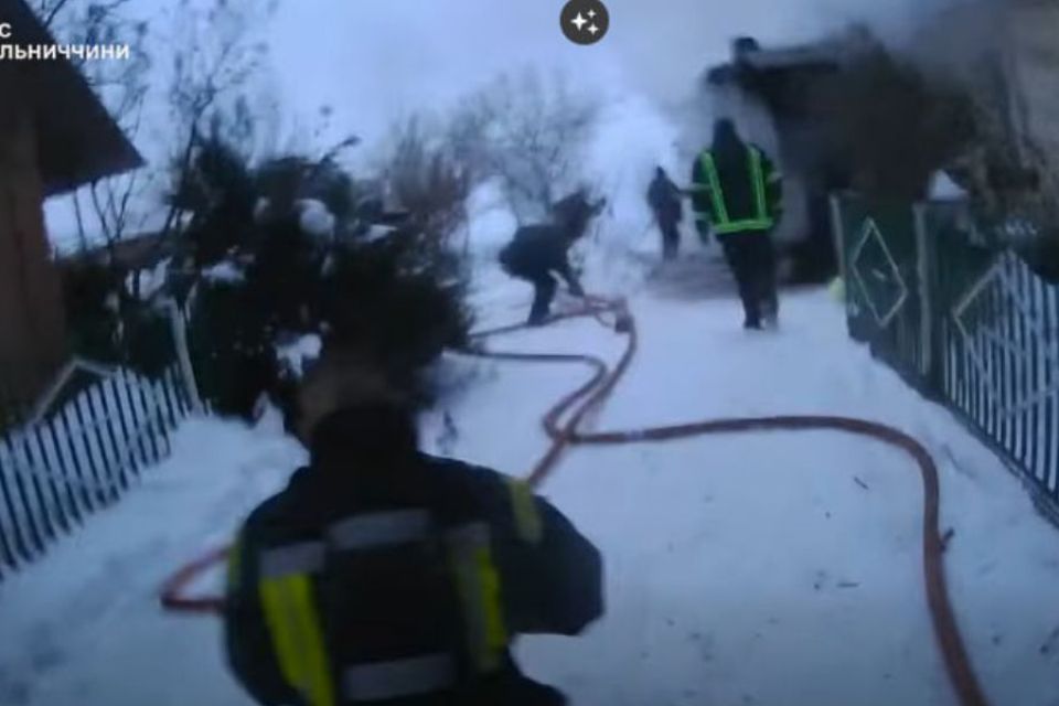 У Хмельницькому районі горів приватний будинок: травмувалася жінка