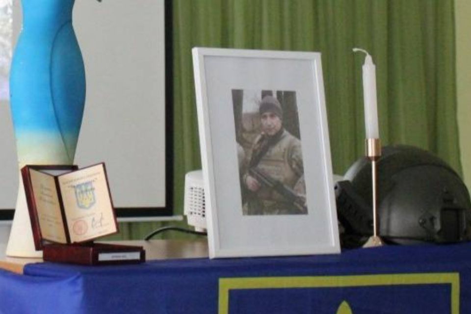 На Хмельниччині передали нагороду рідним безвісти зниклого військового