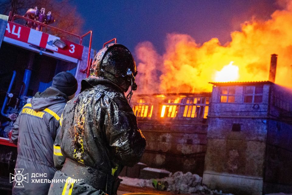 У Хмельницькому горів асфальтний завод (ФОТО, ВІДЕО)