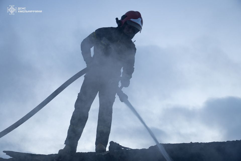 Гасили чотири пожежі на Хмельниччині. Загинула жінка