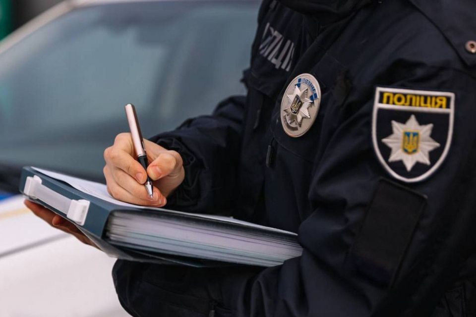 Пропонував 1000 доларів поліцейським: на Хмельниччині судитимуть чоловіка