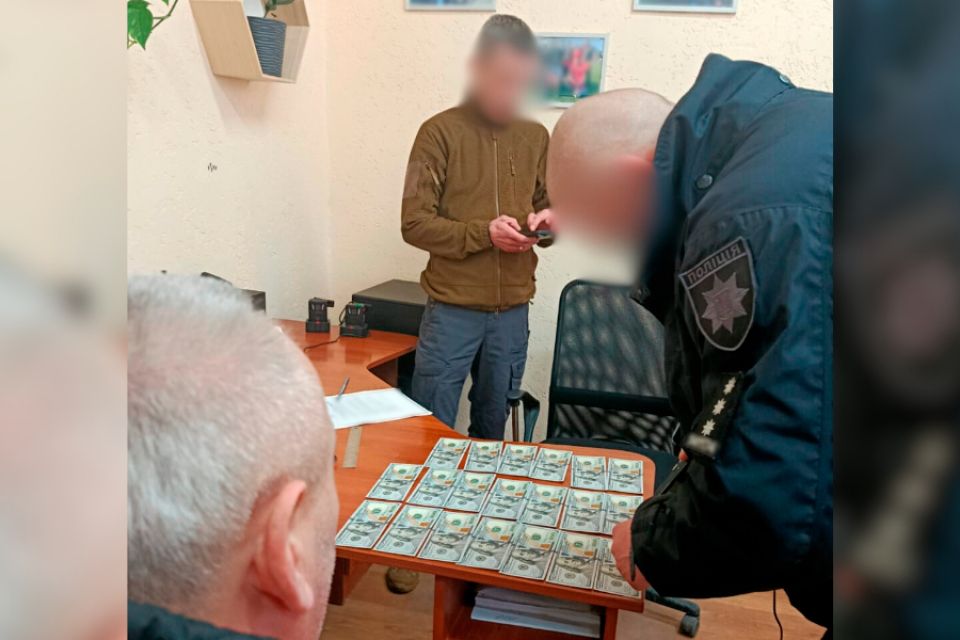 У Хмельницькому затримали військового у СЗЧ. Він намагався дати хабар