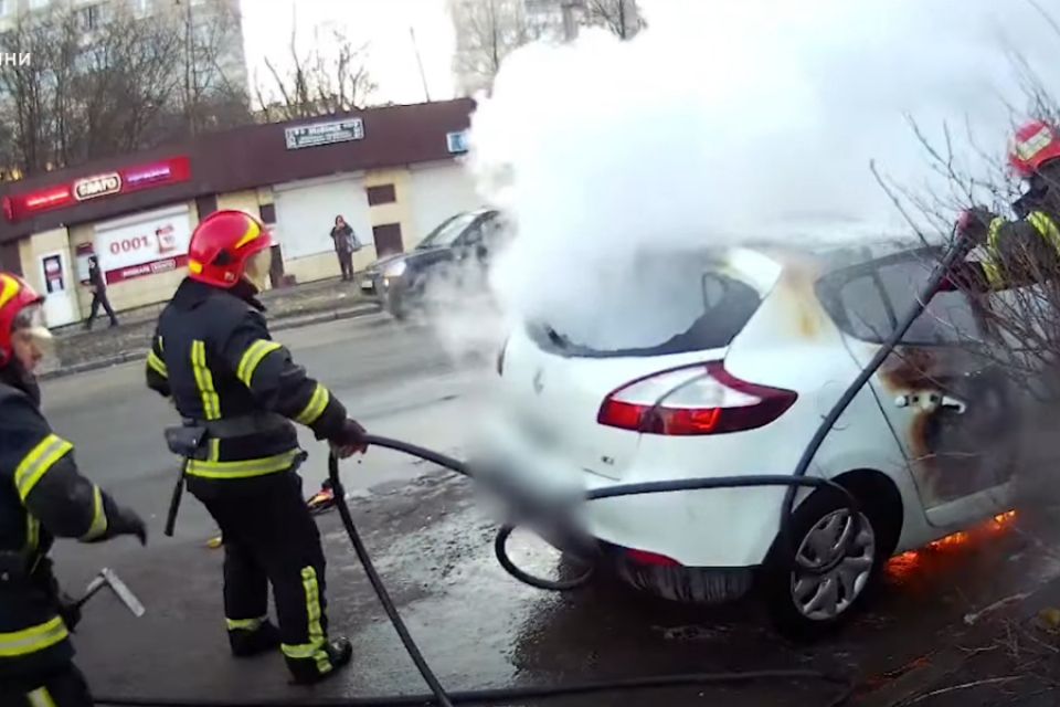 На Панаса Мирного палав легковик (ВІДЕО)
