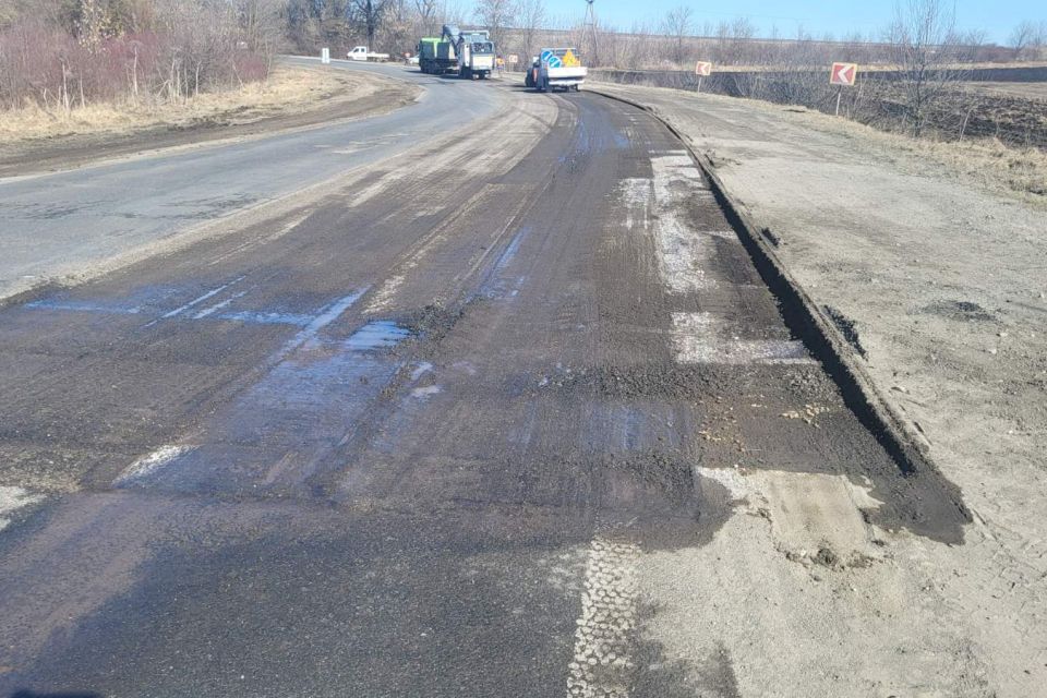 На дорогах Хмельниччини роблять ямковий ремонт: де саме