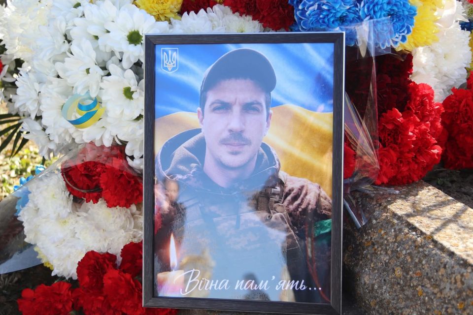 На Хмельниччині попрощались із 38-річним військовим Русланом Романичем