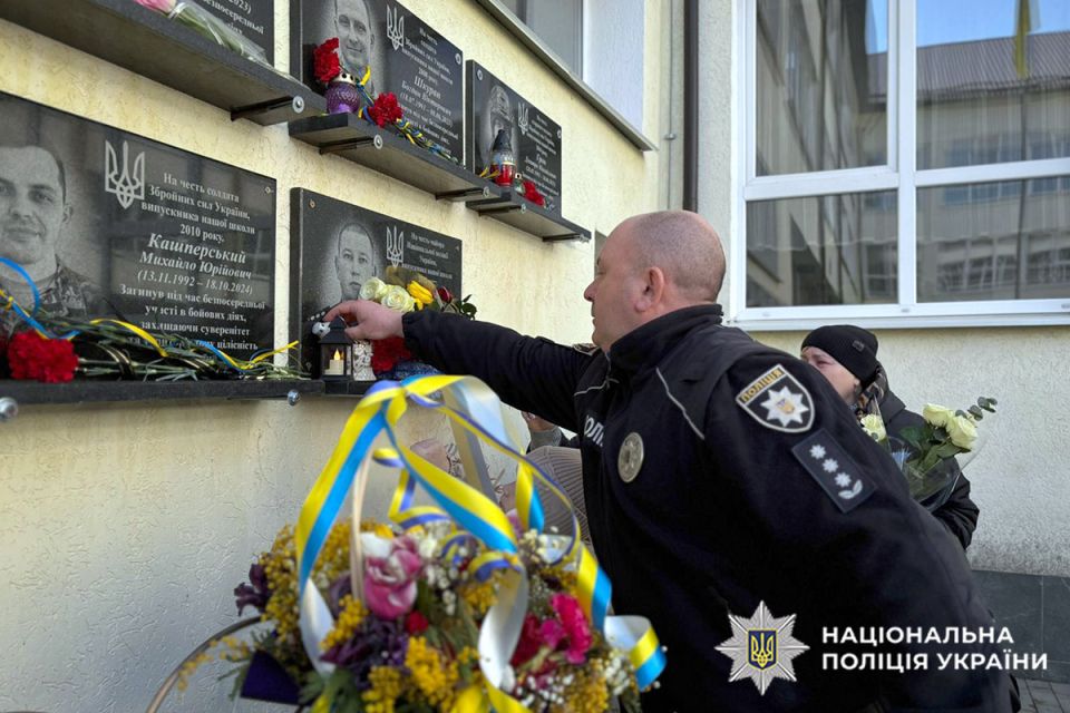 На Хмельниччині відкрили меморіальну дошку загиблому поліцейському Вадиму Королю