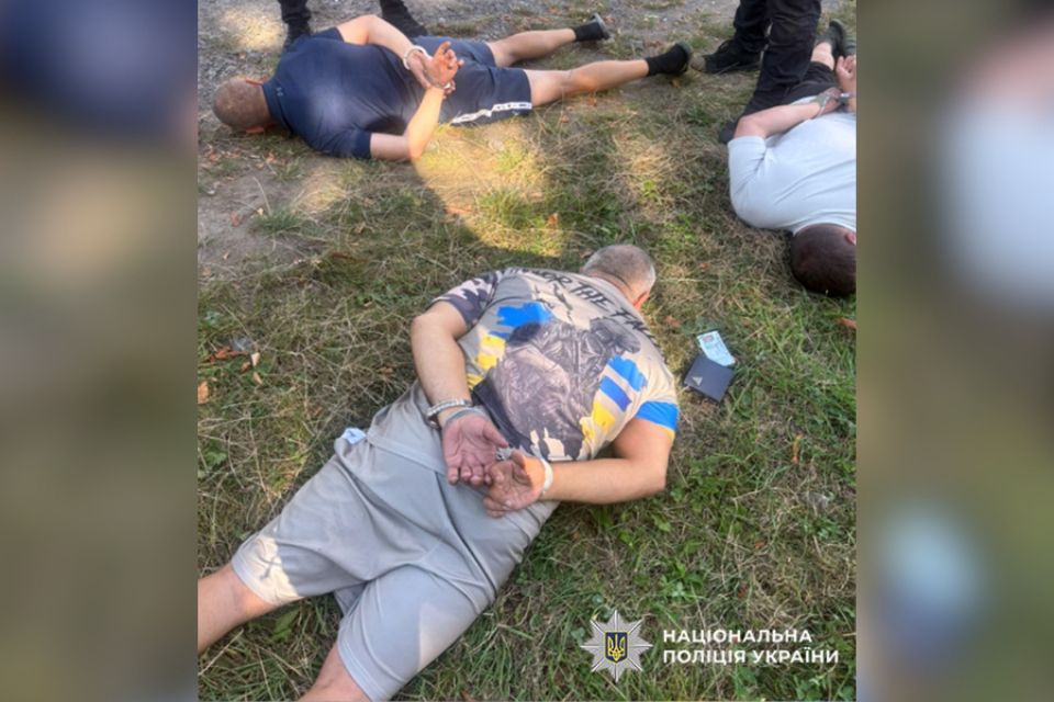 Судитимуть банду, яка зі зброєю нападала на будинки на Хмельниччині