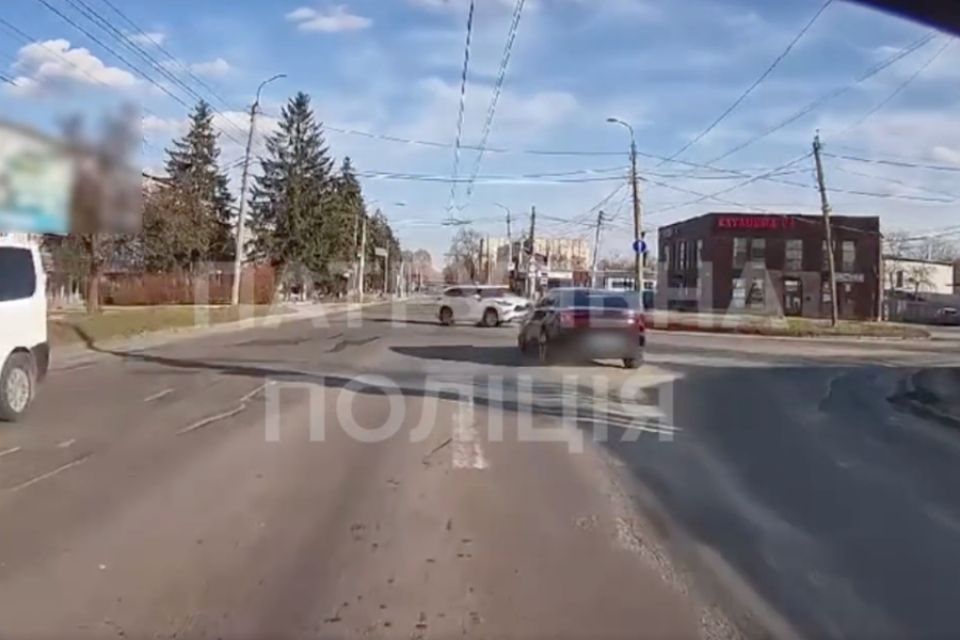 На Шухевича водій поїхав прямо не з тієї смуги. Патрульні склали протокол