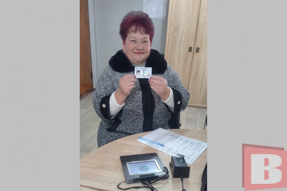 На Хмельниччині 53-річна жінка вперше отримала паспорт громадянина України