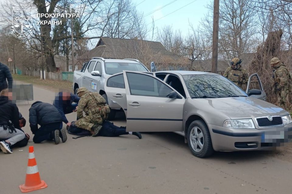 Дві схеми збуту наркотиків викрили на Хмельниччині: затримано сімох осіб