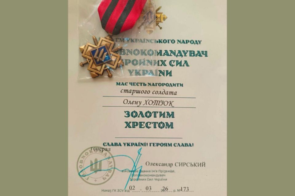 Захисницю з Хмельниччини відзначили «Золотим Хрестом» Головнокомандувача ЗСУ