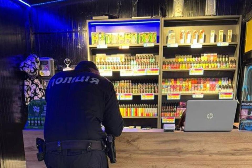 Без акцизу та «повз касу»: на Хмельниччині викрили нелегальну торгівлю тютюновими виробами
