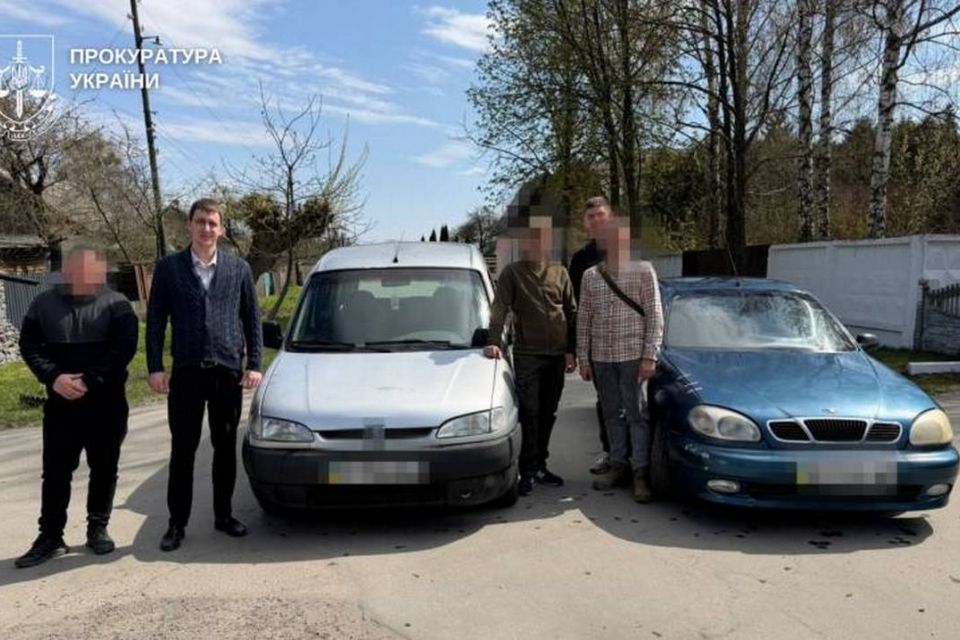 На Хмельниччині прокурори передали ЗСУ конфісковані автомобілі
