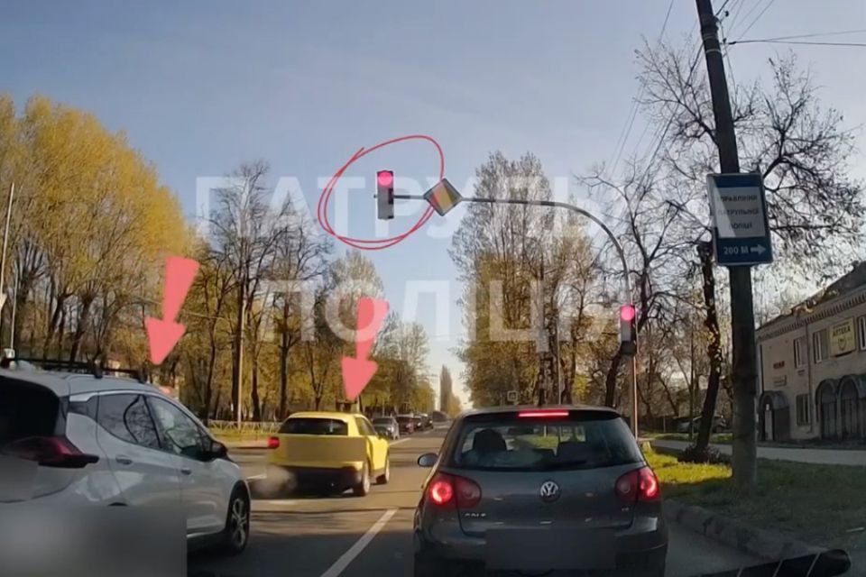 У Хмельницькому двоє водіїв поїхали на «червоний». Це побачили патрульні