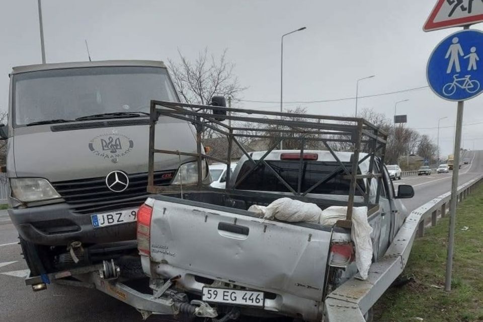 Волонтери з Хмельниччини потрапили в аварію: відкрито терміновий збір