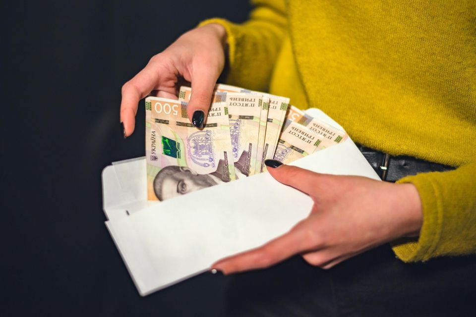Хто заробляє найбільше і найменше на Хмельниччині: свіжі дані по галузях