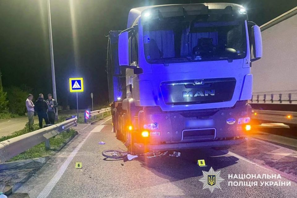 У Голоскові під вантажівку MAN потрапила 12-річна дівчинка