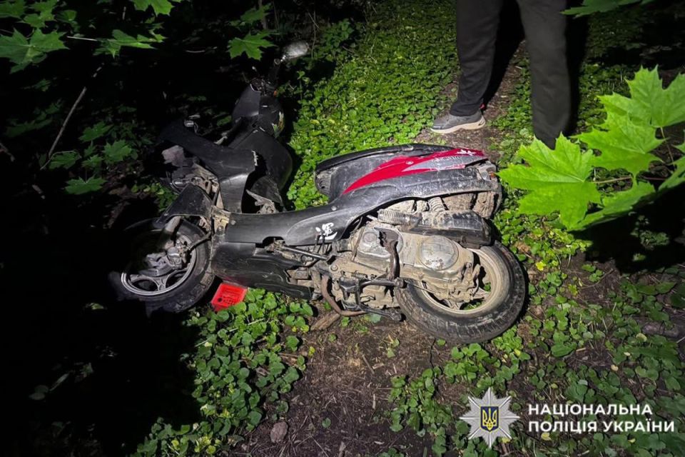 На Хмельниччині мотоцикл врізався у дерево: постраждав підліток