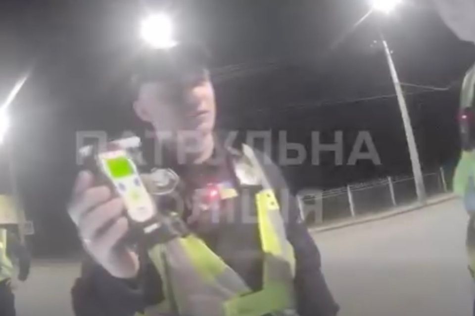 У Хмельницькому п’яний водій Audi тікав від поліції та влетів у відбійник