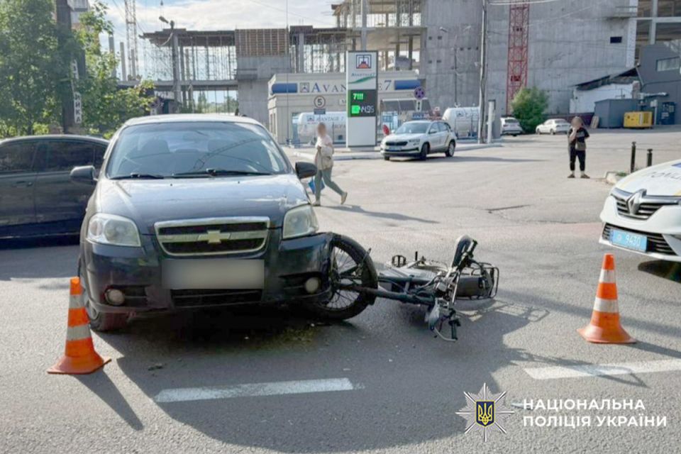 В ДТП у Хмельницькому травмувався 22-річний водій електробайка