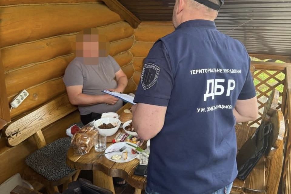 У Хмельницькому затримали власника готельного комплексу: обіцяв переведення в тил