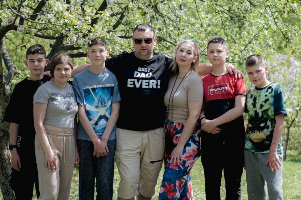 Хмельничани подарували сім’ю чотирьом дітям із інтернату: історія подружжя