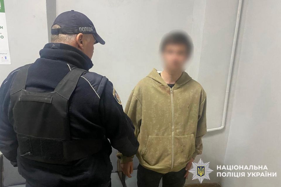 Хмельничанин вдарив ножем знайомого, повіз його в багажнику у лікарню та потрапив у ДТП