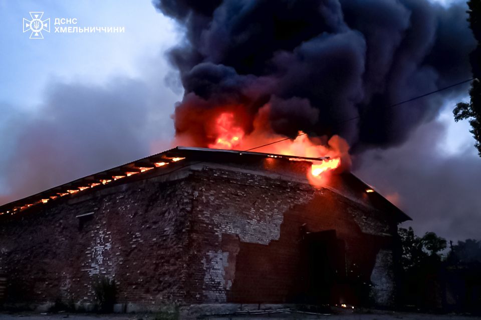 Ворог атакував 4 обʼєкти підприємств у Хмельницькому районі 2 червня (ФОТО, ВІДЕО)