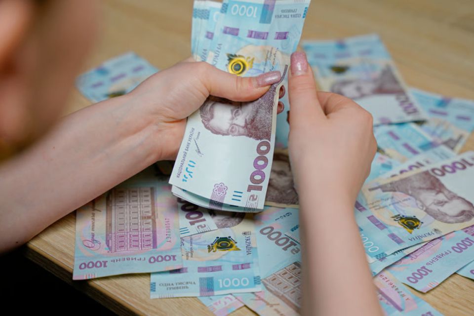 Скільки заробляють на Хмельниччині: найбільш і найменш оплачувані професії