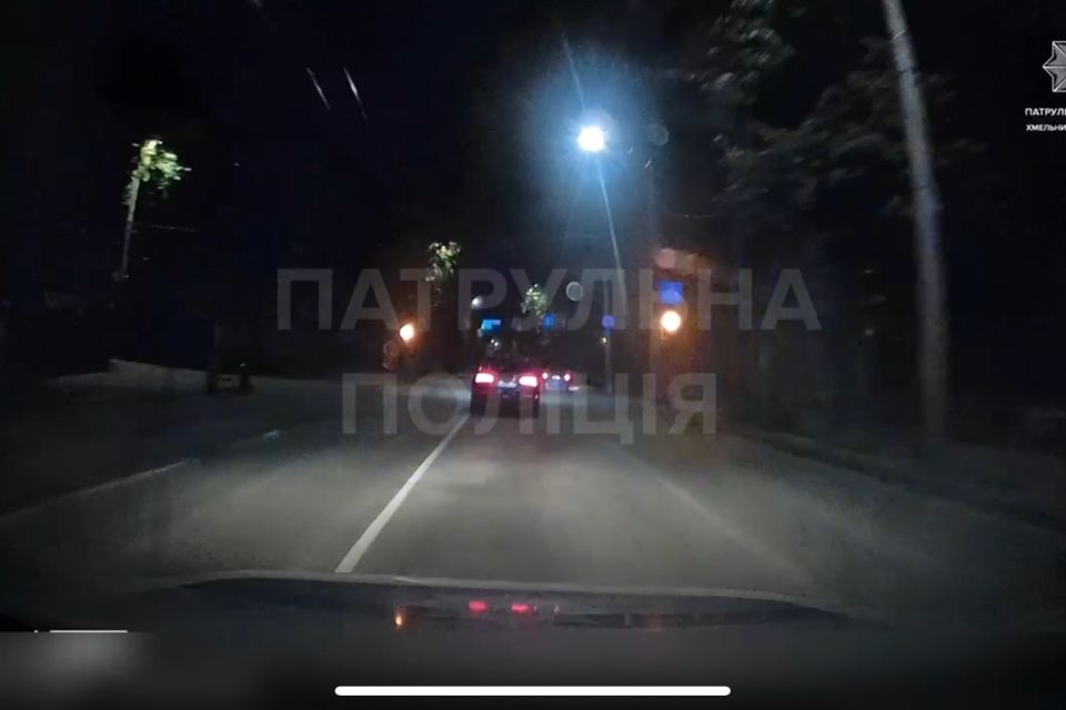 У Хмельницькому п’яний водій тікав від патрульних і врізався в електроопору