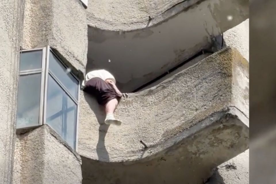 У Хмельницькому з балкона 14-поверхівки врятували жінку