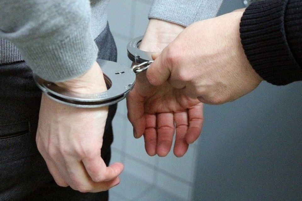 У Хмельницькому ДБР викрило експравоохоронця на продажі автоматів і набоїв