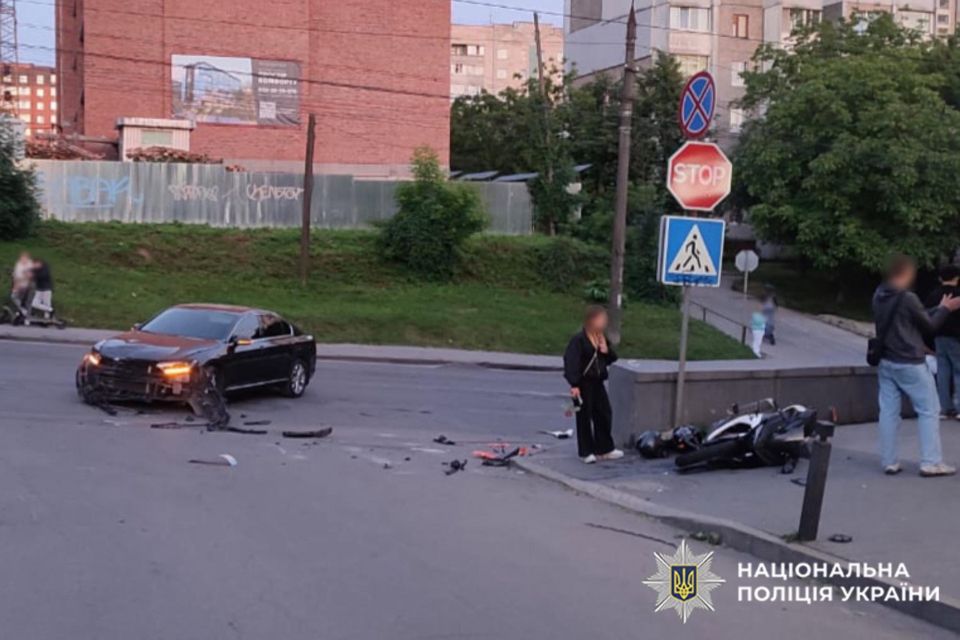 ДТП на Бандери за участю мотоцикла: у поліції розповіли деталі
