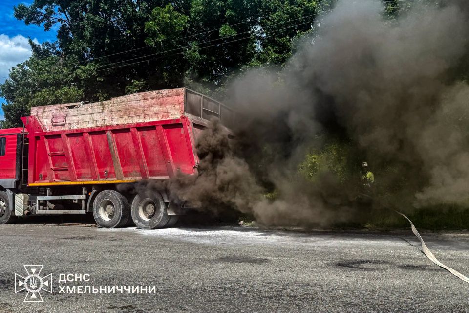 На Хмельниччині під час руху загорілася вантажівка: гасили рятувальники (ВІДЕО)