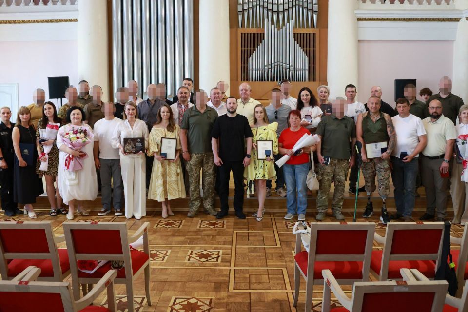 Військові, медики, волонтери: кого нагородили на Хмельниччині до Дня Конституції