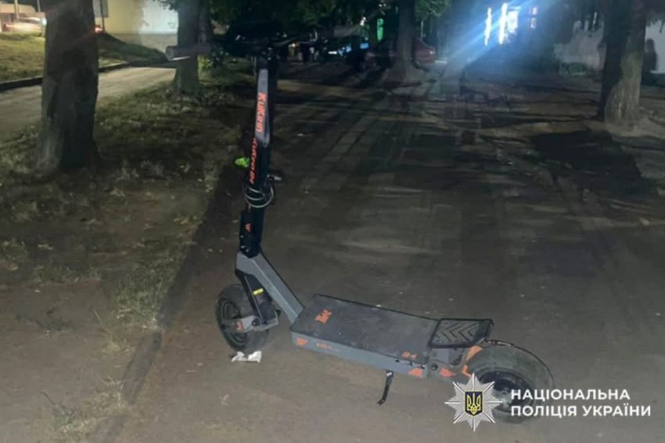 У Хмельницькому підліток на електросамокаті збив жінку: потерпіла зламала руки