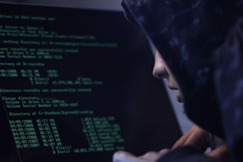 Читав чужі переписки в Telegram і шукав банківські паролі: деталі справи студента ХНУ