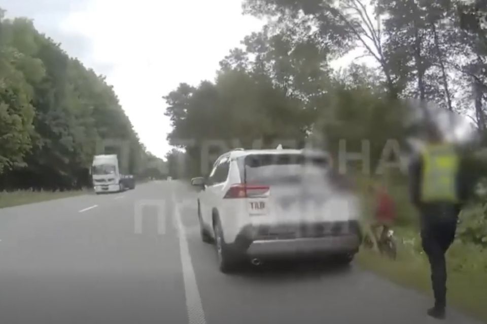 Сам катався дорогою: на Хмельниччині поліцейські повернули додому хлопчика