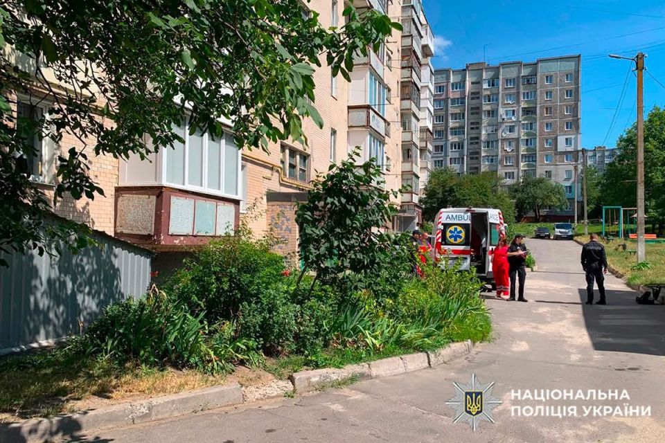 У Хмельницькому з 8 поверху будинку випав чоловік: він загинув