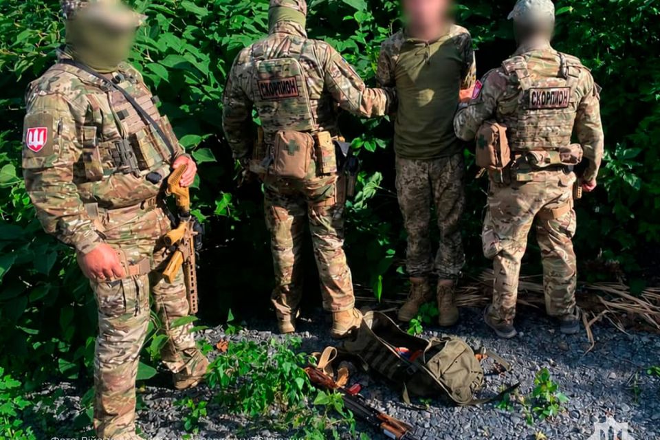 У Хмельницькому затримали військового, який втік в СЗЧ з автоматом