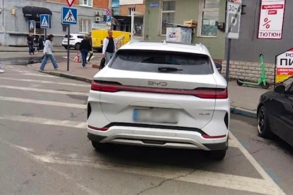 За 5 днів у Хмельницькому оштрафували 300 водіїв за порушення правил паркування