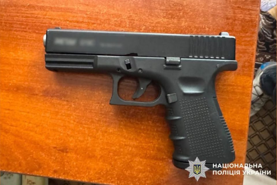 На Хмельниччині чоловік зберігав перероблений бойовий пістолет: йому оголосили підозру